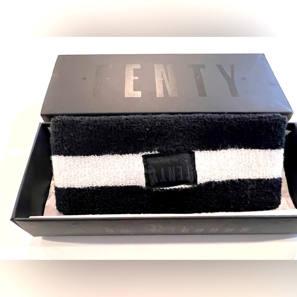 Fenty x Puma : black and white choker
